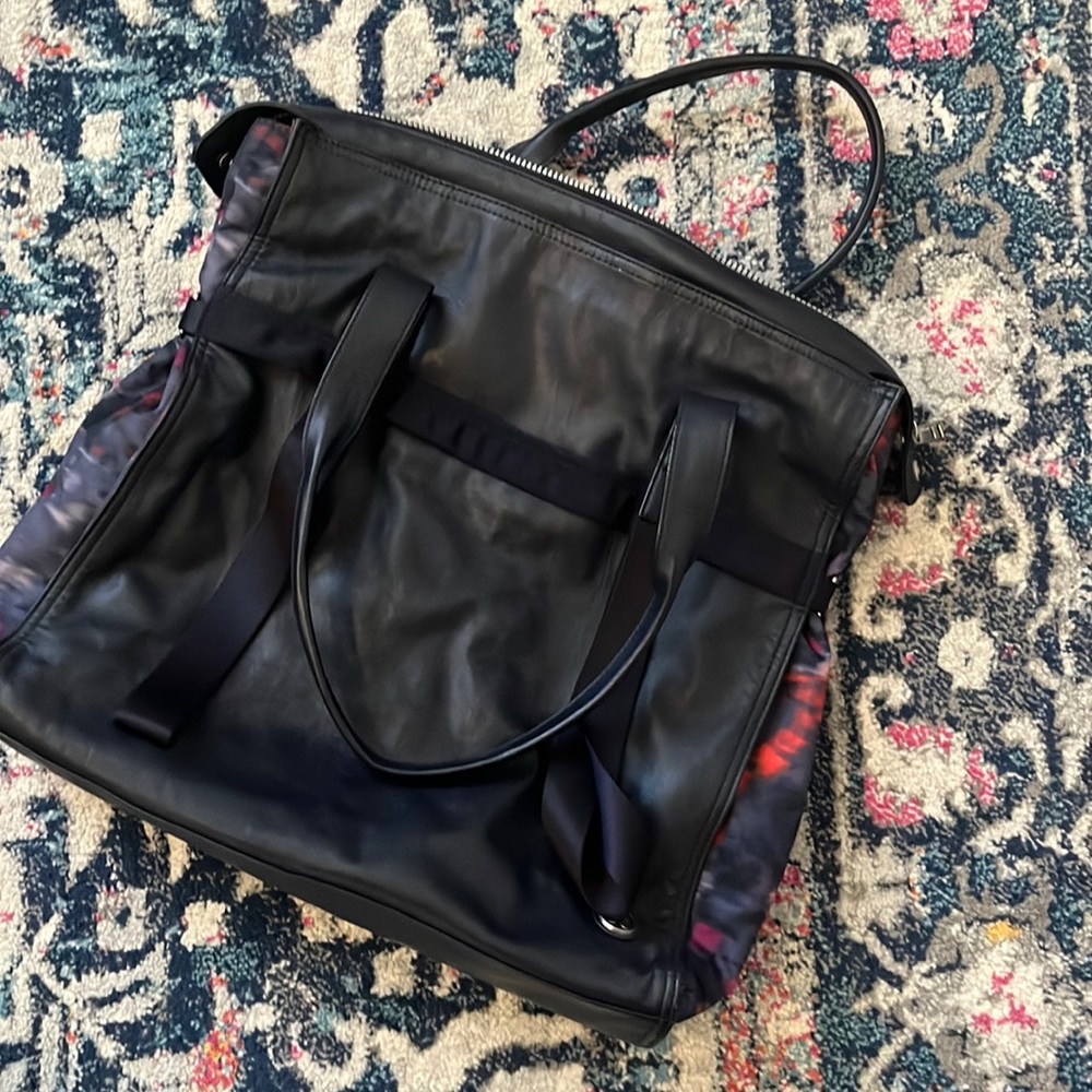 - Lululemon bag large